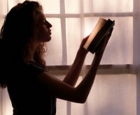 Kobieta w trakcie czytania książki